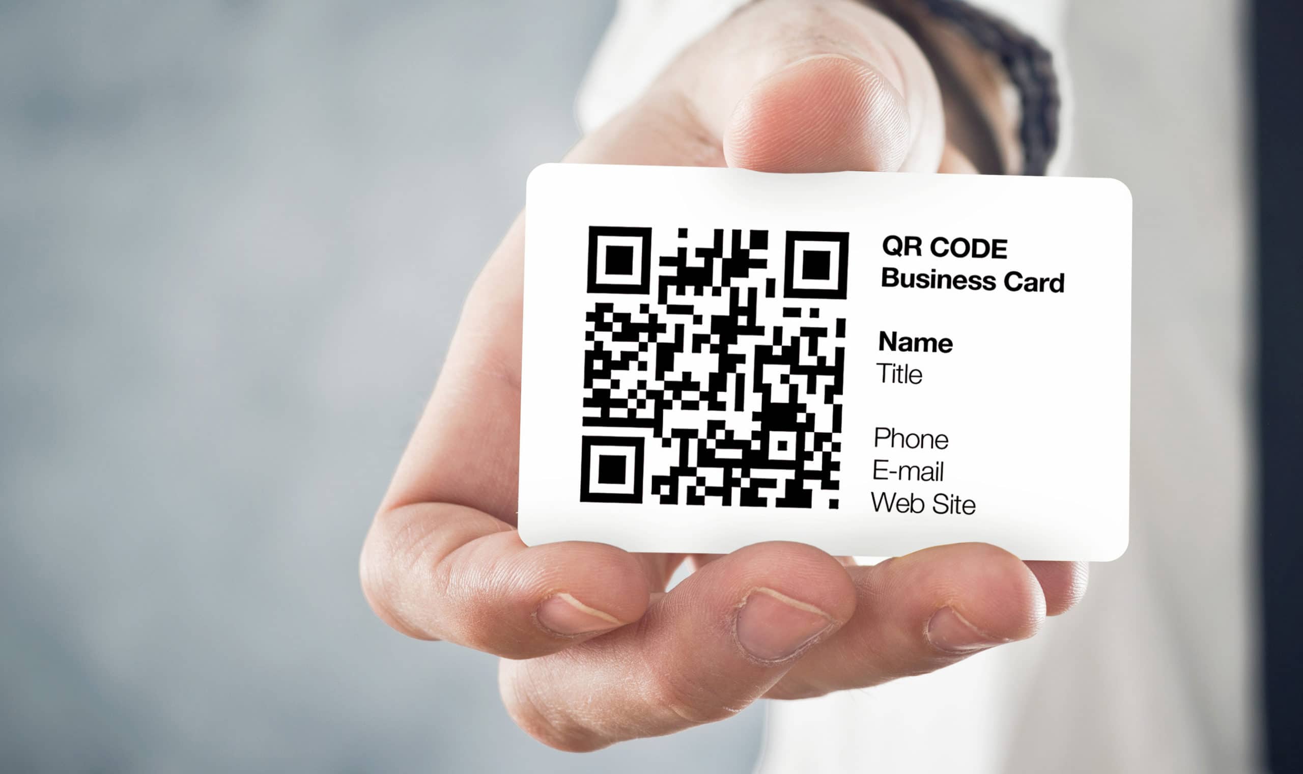 Запусти qr код. QR код. Пластиковая визитка с QR кодом. Бейдж с QR кодом. QR коды на визитке.
