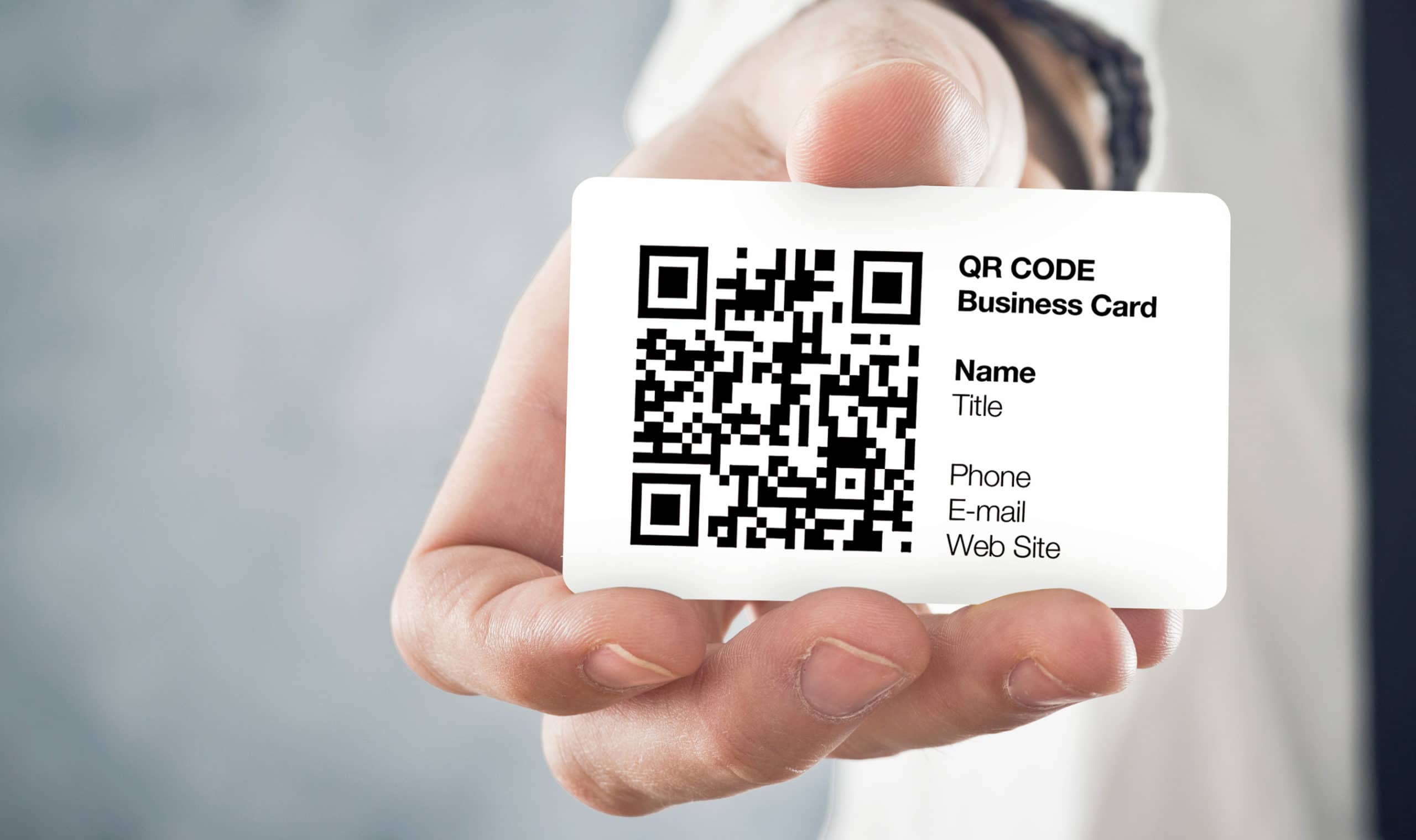 Перейти на сайт по qr. QR код. Пластиковая визитка с QR кодом. Бейдж с QR кодом. QR коды на визитке.